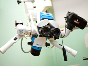 高性能歯科顕微鏡・ユニバーサ300を導入